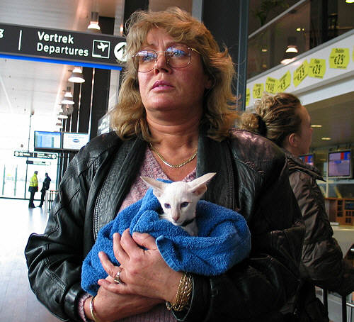 Mutti am Flughafen mit Edny im Arm 